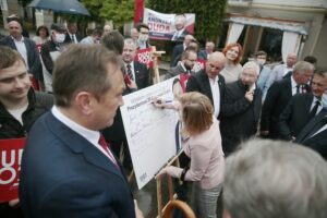 22.06.2020. Kielce. Konferencja Społecznego Komitetu Poparcia dla Andrzeja Dudy. Podpis składa: wiceminister Anna Krupka / Wiktor Taszłow / Radio Kielce