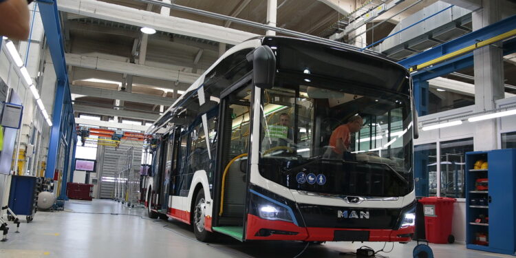 06.09.2019. Starachowice. Jarosław Gowin odwiedził firmę MAN Bus&Truck. / Wiktor Taszłow / Radio Kielce