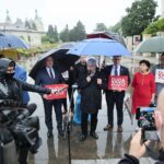 24.06.2020. Kielce. Konferencja posła Krzysztofa Lipca dotycząca Funduszu Inwestycji Samorządowych. Na zdjęciu (w środku od lewej): Marek Kwitek - poseł, Krzysztof Lipiec - poseł, Krzysztof Słoń - senator, Małgorzata Popiel - radna powiatu kieleckiego, Wojciech Bugaj - wiceprzewodniczący rady gminy Miedziana Góra / Wiktor Taszłow / Radio Kielce