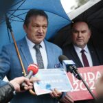 24.06.2020. Kielce. Konferencja posła Krzysztofa Lipca dotycząca Funduszu Inwestycji Samorządowych. Na zdjęciu (od lewej): Mirosław Gębski - starosta kielecki, Marek Kwitek - poseł / Wiktor Taszłow / Radio Kielce