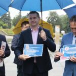 24.06.2020. Kielce. Konferencja posła Krzysztofa Lipca dotycząca Funduszu Inwestycji Samorządowych. Na zdjęciu (od lewej): Mariusz Ściana - członek zarządu powiatu kieleckiego, Paweł Wójcik - burmistrz Chmielnika, Mirosław Gębski - starosta kielecki / Wiktor Taszłow / Radio Kielce