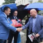 24.06.2020. Kielce. Konferencja posła Krzysztofa Lipca dotycząca Funduszu Inwestycji Samorządowych. Na zdjęciu (od lewej): Mirosław Gębski - starosta kielecki, Marek Kwitek - poseł, Damian Szpak - wójt Rakowa / Wiktor Taszłow / Radio Kielce