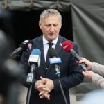 25.06.2020. Kielce. Wojewoda przekazuje namiot do dezynfekcji karetek. Na zdjęciu (w środku od lewej): Marta Solnica - dyrektor Świętokrzyskiego Centrum Ratownictwa