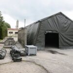 25.06.2020. Kielce. Wojewoda przekazuje namiot do dezynfekcji karetek. Na zdjęciu: Zbigniew Koniusz - wojewoda świętokrzyski / Wiktor Taszłow / Radio Kielce