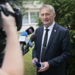 25.06.2020. Kielce. Wojewoda przekazuje namiot do dezynfekcji karetek / Wiktor Taszłow / Radio Kielce