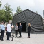 25.06.2020. Kielce. Wojewoda przekazuje namiot do dezynfekcji karetek. Na zdjęciu: Marta Solnica - dyrektor Świętokrzyskiego Centrum Ratownictwa