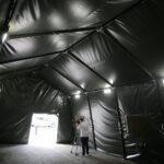 25.06.2020. Kielce. Wojewoda przekazuje namiot do dezynfekcji karetek. Na zdjęciu (w środku od lewej): Marta Solnica - dyrektor Świętokrzyskiego Centrum Ratownictwa