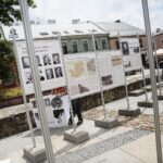 25.06.2020. Kielce. Instalacja wystawy planszowej "Wojewodowie Kieleccy II Rzeczpospolitej" na rynku / Wiktor Taszłow / Radio Kielce