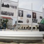 25.06.2020. Kielce. Instalacja wystawy planszowej "Wojewodowie Kieleccy II Rzeczpospolitej" na rynku / Wiktor Taszłow / Radio Kielce