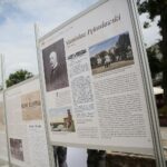 25.06.2020. Kielce. Instalacja wystawy planszowej "Wojewodowie Kieleccy II Rzeczpospolitej" na rynku / Wiktor Taszłow / Radio Kielce