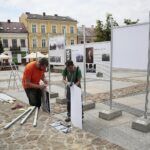 25.06.2020. Kielce. Instalacja wystawy planszowej "Wojewodowie Kieleccy II Rzeczpospolitej" na rynku / Wiktor Taszłow / Radio Kielce