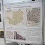 25.06.2020. Kielce. Instalacja wystawy planszowej "Wojewodowie Kieleccy II Rzeczpospolitej" na rynku / Wiktor Taszłow / Radio Kielce