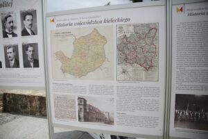 25.06.2020. Kielce. Instalacja wystawy planszowej "Wojewodowie Kieleccy II Rzeczpospolitej" na rynku / Wiktor Taszłow / Radio Kielce