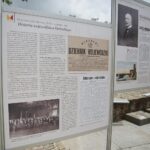 25.06.2020. Kielce. Instalacja wystawy planszowej "Wojewodowie Kieleccy II Rzeczpospolitej" na rynku / Wiktor Taszłow / Radio Kielce