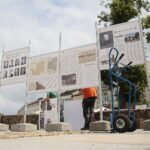 25.06.2020. Kielce. Instalacja wystawy planszowej "Wojewodowie Kieleccy II Rzeczpospolitej" na rynku / Wiktor Taszłow / Radio Kielce