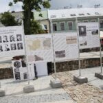 25.06.2020. Kielce. Instalacja wystawy planszowej "Wojewodowie Kieleccy II Rzeczpospolitej" na rynku / Wiktor Taszłow / Radio Kielce