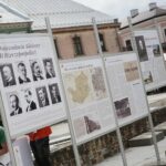 25.06.2020. Kielce. Instalacja wystawy planszowej "Wojewodowie Kieleccy II Rzeczpospolitej" na rynku / Wiktor Taszłow / Radio Kielce