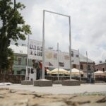 25.06.2020. Kielce. Instalacja wystawy planszowej "Wojewodowie Kieleccy II Rzeczpospolitej" na rynku / Wiktor Taszłow / Radio Kielce