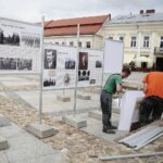 25.06.2020. Kielce. Instalacja wystawy planszowej "Wojewodowie Kieleccy II Rzeczpospolitej" na rynku / Wiktor Taszłow / Radio Kielce