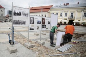 25.06.2020. Kielce. Instalacja wystawy planszowej "Wojewodowie Kieleccy II Rzeczpospolitej" na rynku / Wiktor Taszłow / Radio Kielce