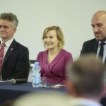 25.06.2020. Piekoszów. Akcja "Łączy nas Polska". Na zdjęciu (od lewej): Krzysztof Słoń - senator, Anna Krupka - poseł PiS, wiceminister sportu, Grzegorz Socha - wiceprezes WFOŚ / Wiktor Taszłow / Radio Kielce