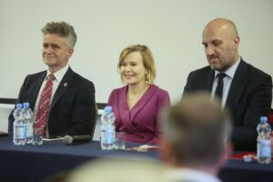 25.06.2020. Piekoszów. Akcja "Łączy nas Polska". Na zdjęciu (od lewej): Krzysztof Słoń - senator, Anna Krupka - poseł PiS, wiceminister sportu, Grzegorz Socha - wiceprezes WFOŚ / Wiktor Taszłow / Radio Kielce