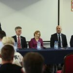 25.06.2020. Piekoszów. Akcja "Łączy nas Polska". Na zdjęciu (od lewej): Zbigniew Piątek - wójt gminy Piekoszów, Krzysztof Słoń - senator PiS, Anna Krupka - poseł PiS, wiceminister sportu, Grzegorz Socha - wiceprezes WFOŚiGW, Tomasz Pleban - wicestarosta kielecki / Wiktor Taszłow / Radio Kielce