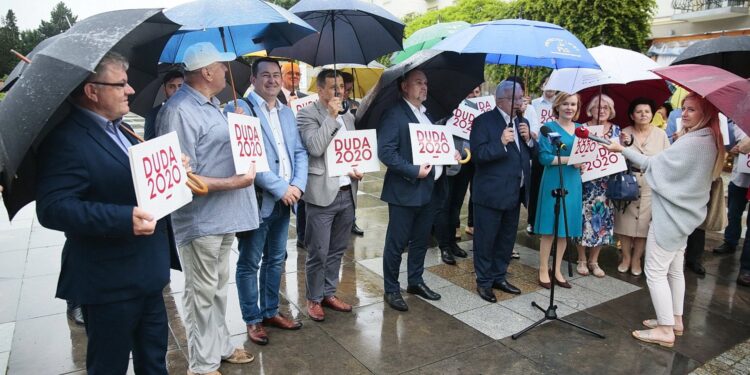 29.06.2020. Kielce. Konferencja posła Krzysztofa Lipca na placu Artystów / Wiktor Taszłow / Radio Kielce