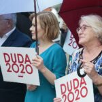 29.06.2020. Kielce. Konferencja posła Krzysztofa Lipca na placu Artystów. Na zdjęciu (od lewej): Krzysztof Lipiec - poseł, Anna Krupka - wiceminister sportu,  Stanisława Natasza Gawlik - wiceprezes Stowarzyszenia Represjonowanych w Stanie Wojennym Regionu Świętokrzyskiego / Wiktor Taszłow / Radio Kielce