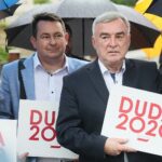 29.06.2020. Kielce. Konferencja posła Krzysztofa Lipca na placu Artystów. Na zdjęciu (od lewej): Cezary Majcher - członek zarządu powiatu, Andrzej Bętkowski - marszałek województwa świętokrzyskiego / Wiktor Taszłow / Radio Kielce