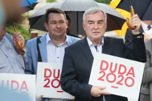 29.06.2020. Kielce. Konferencja posła Krzysztofa Lipca na placu Artystów. Na zdjęciu (od lewej): Cezary Majcher - członek zarządu powiatu, Andrzej Bętkowski - marszałek województwa świętokrzyskiego / Wiktor Taszłow / Radio Kielce