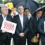29.06.2020. Kielce. Konferencja posła Krzysztofa Lipca na placu Artystów. Na zdjęciu (od lewej w pierwszym rzędzie): Cezary Majcher - członek zarządu powiatu,  Andrzej Bętkowski - marszałek województwa świętokrzyskiego, Piotr Wawrzyk - wiceminister spraw zagranicznych, Zbigniew Koniusz - wojewoda świętokrzyski, Marek Kwitek - poseł / Wiktor Taszłow / Radio Kielce