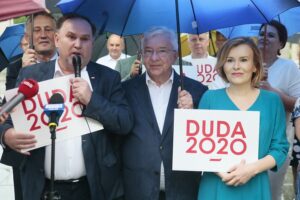 29.06.2020. Kielce. Konferencja posła Krzysztofa Lipca na placu Artystów. Na zdjęciu (od lewej): Marek Kwitek - poseł, Krzysztof Lipiec - poseł, Anna Krupka - wiceminister sportu / Wiktor Taszłow / Radio Kielce