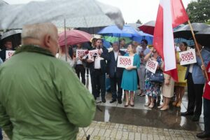 29.06.2020. Kielce. Konferencja posła Krzysztofa Lipca na placu Artystów. Na zdjęciu (w środku od lewej): Marek Kwitek - poseł, Krzysztof Lipiec - poseł, Anna Krupka - wiceminister sportu / Wiktor Taszłow / Radio Kielce