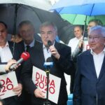 29.06.2020. Kielce. Konferencja posła Krzysztofa Lipca na placu Artystów. Na zdjęciu (od lewej): Marek Kwitek - poseł, Zbigniew Koniusz - wojewoda świętokrzyski, Andrzej Bętkowski - marszałek województwa świętokrzyskiego, Krzysztof Lipiec - poseł / Wiktor Taszłow / Radio Kielce