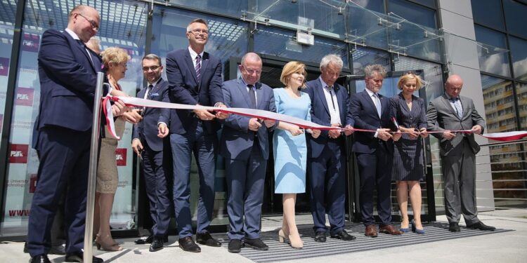 30.06.2020. Kielce. Uroczyste otwarcie budynku CENWIS Politechniki Świętokrzyskiej. Na zdjęciu (od lewej): Marcin Różycki -zastępca prezydenta Kielc, Bogdan Wenta – prezydent miasta Kielce, Marek Bogusławski - wicemarszałek województwa świętokrzyskiego, Krzysztof Słoń - senator / Wiktor Taszłow / Radio Kielce