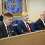 30.06.2020. Kielce. XX Sesja Rady Powiatu. Na zdjęciu (od lewej): Tomasz Pleban - zastępca starosty kieleckiego, Mariusz Ściana - członek zarządu powiatu, Stefan Bąk - członek zarządu powiatu kieleckiego / Wiktor Taszłow / Radio Kielce