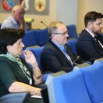 30.06.2020. Kielce. XX Sesja Rady Powiatu. Na zdjęciu (od lewej): Małgorzata Popiel - radna powiatu kieleckiego, Andrzej Michalski - dyrektor świętokrzyskiego oddziału PFRON, Emil Machul - radny powiatu kieleckiego / Wiktor Taszłow / Radio Kielce