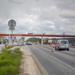 27.05.2020 Bilcza. Budowa kładki dla pieszych na ukończeniu / Wiktor Taszłow / Radio Kielce