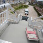 27.05.2020 Bilcza. Budowa kładki dla pieszych na ukończeniu / Wiktor Taszłow / Radio Kielce