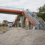 27.05.2020 Bilcza. Budowa kładki dla pieszych na ukończeniu / Wiktor Taszłow / Radio Kielce