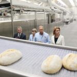 03.06.2020. Kielce. Briefing poświęcony wsparciu dla przedsiębiorców. Na zdjęciu (od lewej): Zbigniew Koniusz - wojewoda świętokrzyski, Kamila i Roman Smolarscy - właściciele Piekarni Pod Telegrafem, Barbara Socha - wiceminister rodziny, pracy i polityki społecznej / Wiktor Taszłow / Radio Kielce