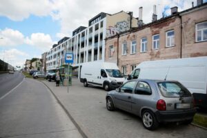 Kielce. Samochody parkujące na chodniku naprzeciwko kościoła Świętego Krzyża przy ulicy 1 Maja / Wiktor Taszłow / Radio Kielce