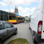 Kielce. Samochody parkujące na chodniku naprzeciwko kościoła Świętego Krzyża przy ulicy 1 Maja / Wiktor Taszłow / Radio Kielce