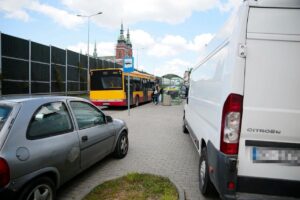 Kielce. Samochody parkujące na chodniku naprzeciwko kościoła Świętego Krzyża przy ulicy 1 Maja / Wiktor Taszłow / Radio Kielce