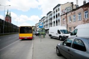 Kielce. Samochody parkujące na chodniku naprzeciwko kościoła Świętego Krzyża przy ulicy 1 Maja / Wiktor Taszłow / Radio Kielce