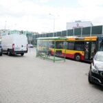 Kielce. Samochody parkujące na chodniku naprzeciwko kościoła Świętego Krzyża przy ulicy 1 Maja / Wiktor Taszłow / Radio Kielce