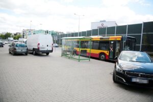 Kielce. Samochody parkujące na chodniku naprzeciwko kościoła Świętego Krzyża przy ulicy 1 Maja / Wiktor Taszłow / Radio Kielce