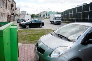 Kielce. Samochody parkujące na chodniku naprzeciwko kościoła Świętego Krzyża przy ulicy 1 Maja / Wiktor Taszłow / Radio Kielce
