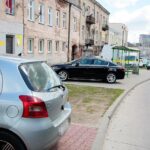 Kielce. Samochody parkujące na chodniku naprzeciwko kościoła Świętego Krzyża przy ulicy 1 Maja / Wiktor Taszłow / Radio Kielce